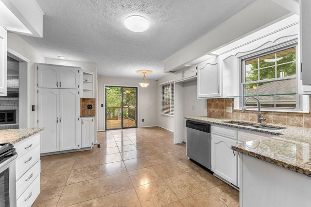 5734 S Hampton Avenue, Springfield, MO 65810