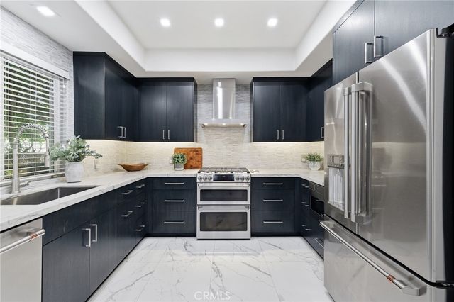 14271 Dickens Street 201, Sherman Oaks, CA 91423
