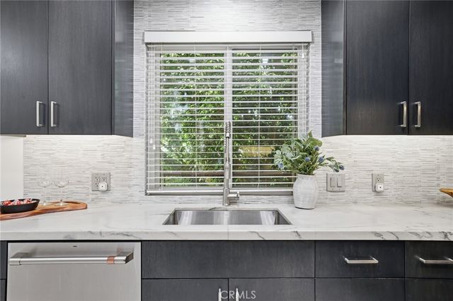 14271 Dickens Street 201, Sherman Oaks, CA 91423