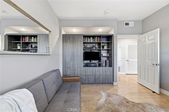 14271 Dickens Street 201, Sherman Oaks, CA 91423
