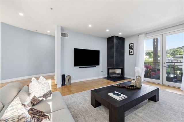 14271 Dickens Street 201, Sherman Oaks, CA 91423