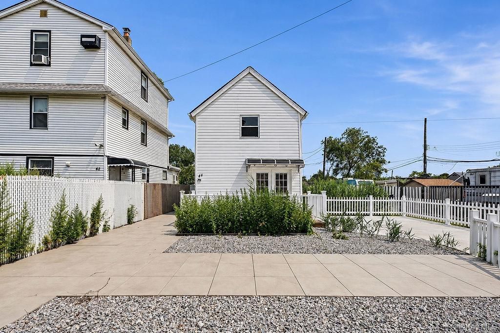 44 Broadway, Hamilton Beach, NY 11414