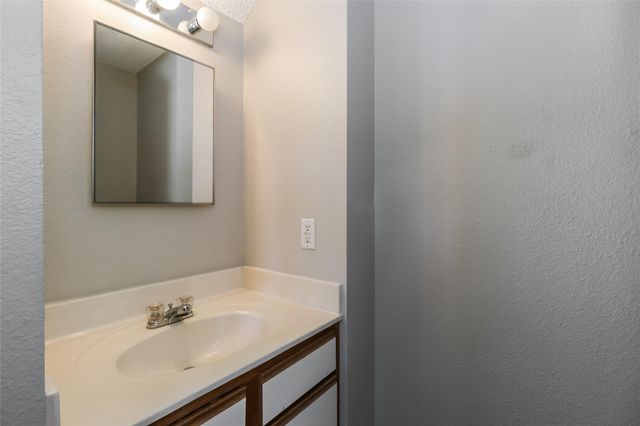 501 Thicket LN, Kyle, TX 78640