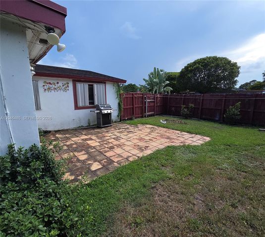 323 NW 4th Pl, Deerfield Beach, FL 33441