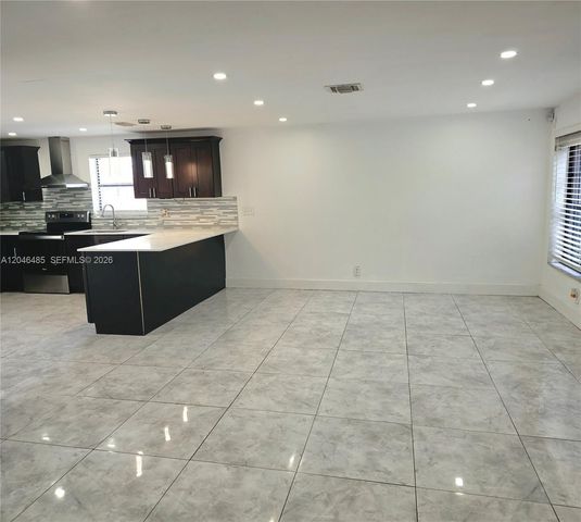 323 NW 4th Pl, Deerfield Beach, FL 33441