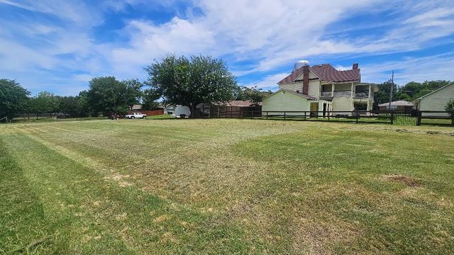 116 E Cooper Street, Pilot Point, TX 76258
