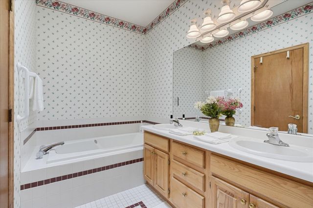 1900 Victoria Road S J, Mendota Heights, MN 55118