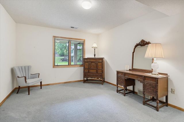 1900 Victoria Road S J, Mendota Heights, MN 55118