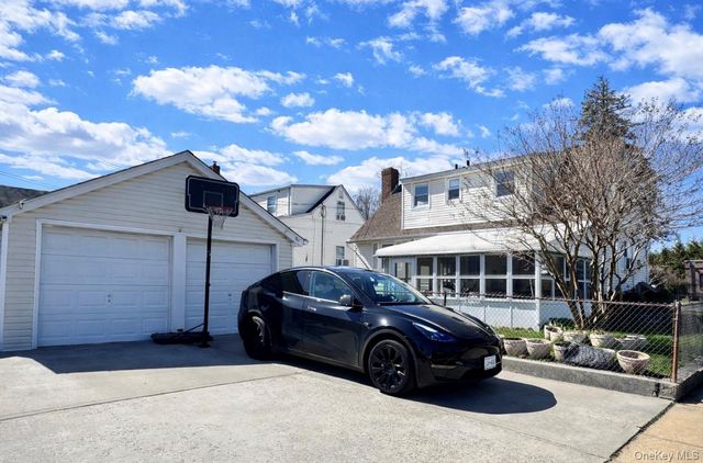 289 Roselle Street, Mineola, NY 11501