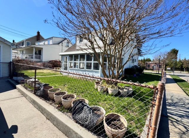 289 Roselle Street, Mineola, NY 11501