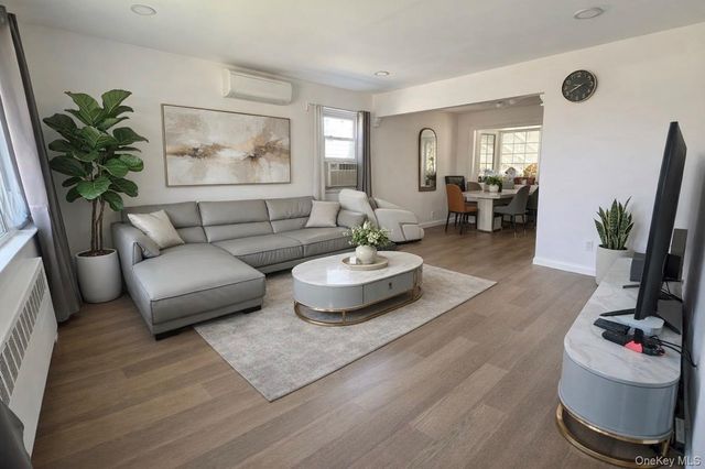 289 Roselle Street, Mineola, NY 11501