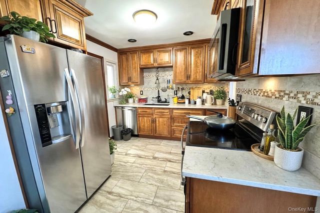 289 Roselle Street, Mineola, NY 11501