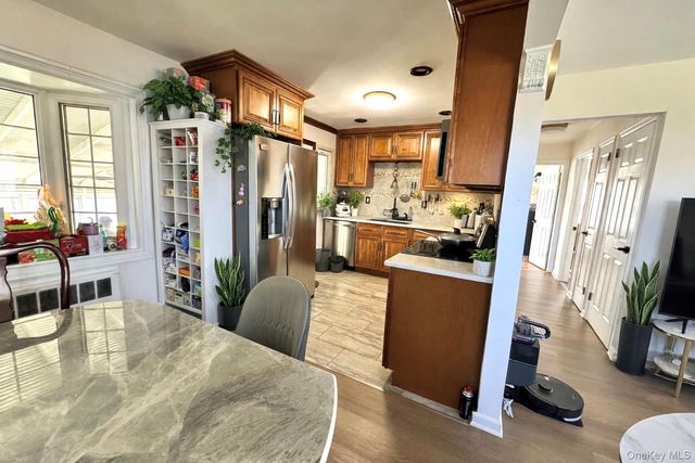 289 Roselle Street, Mineola, NY 11501