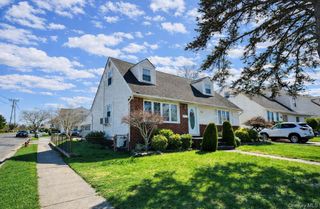 289 Roselle Street, Mineola, NY 11501
