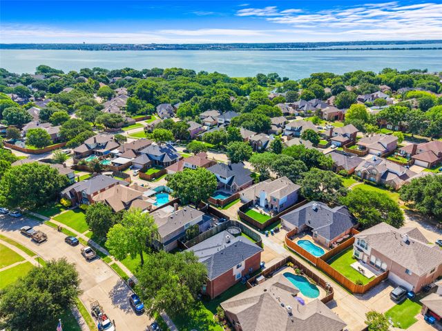 8901 Lakepointe Avenue, Rowlett, TX 75088