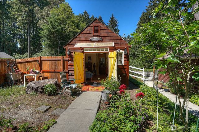 10717 Suncrest Drive, Anderson Island, WA 98303