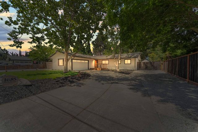1685 Westchester Pl, Concord, CA 94519
