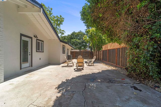 1685 Westchester Pl, Concord, CA 94519