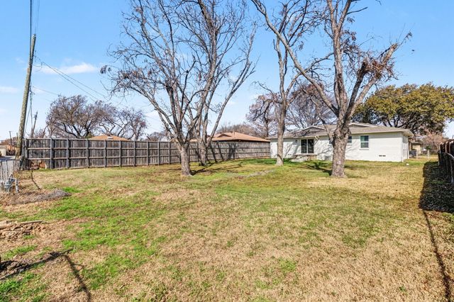 1010 Noble Avenue, Carrollton, TX 75006