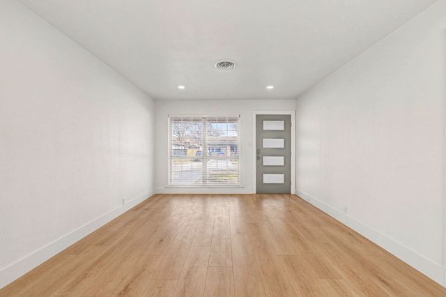 1010 Noble Avenue, Carrollton, TX 75006