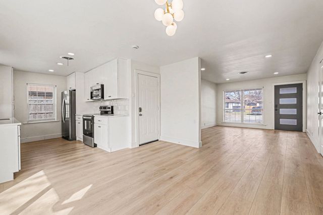 1010 Noble Avenue, Carrollton, TX 75006