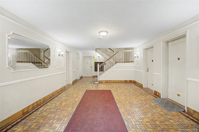 10 Welwyn Road 2C, Great Neck, NY 11021