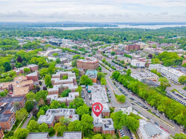10 Welwyn Road 2C, Great Neck, NY 11021