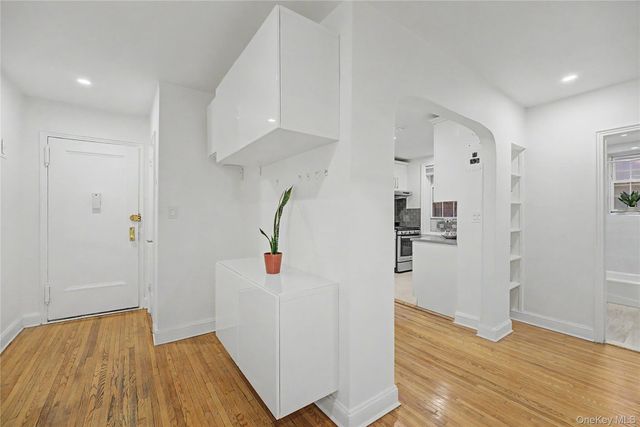 10 Welwyn Road 2C, Great Neck, NY 11021