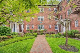10 Welwyn Road 2C, Great Neck, NY 11021