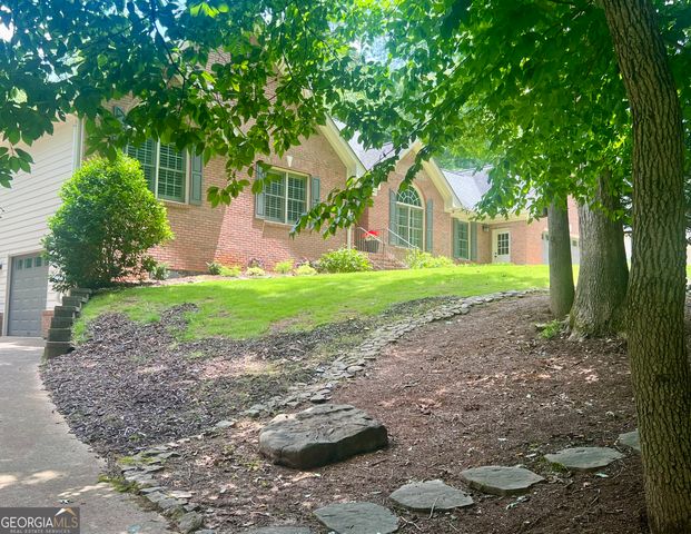 61 Hunters Way, Hoschton, GA 30548