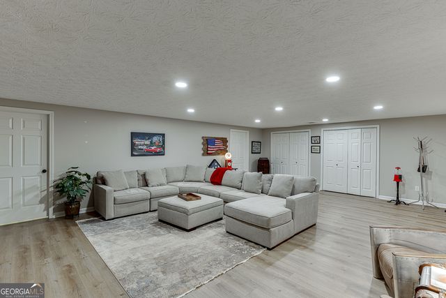 61 Hunters Way, Hoschton, GA 30548