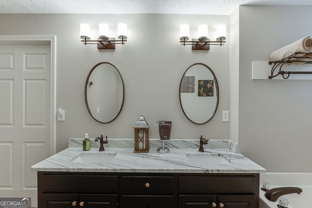 61 Hunters Way, Hoschton, GA 30548