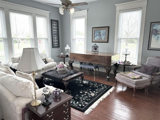 201 E Hayes Avenue, Whitney, TX 76692