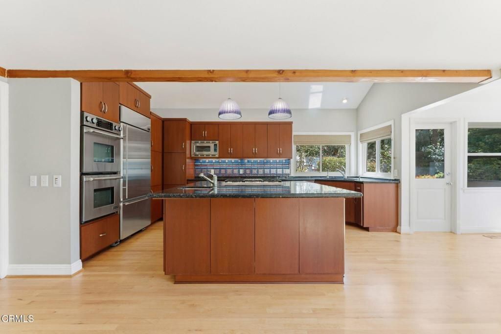 Image 16 of property listing at 405 Woodcliffe Road, Pasadena, CA 91105