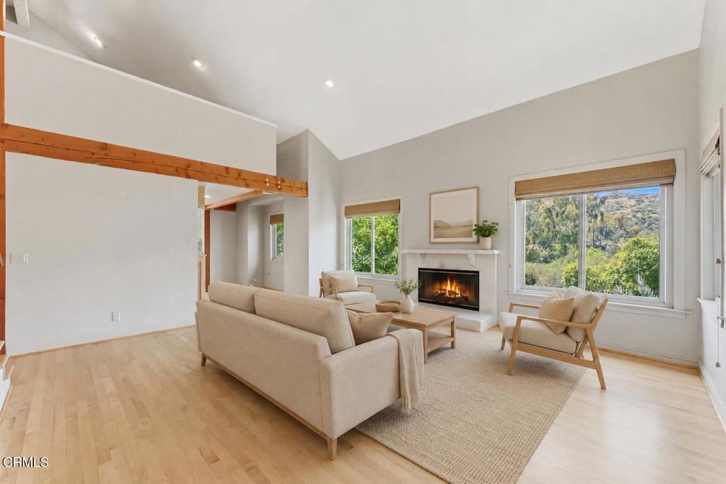 Image 6 of property listing at 405 Woodcliffe Road, Pasadena, CA 91105
