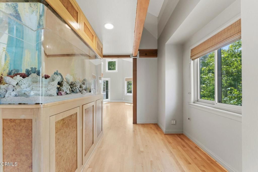 Image 9 of property listing at 405 Woodcliffe Road, Pasadena, CA 91105