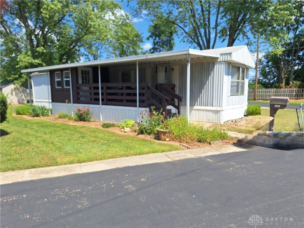 111 Airstream Drive, West Carrollton, OH 45449