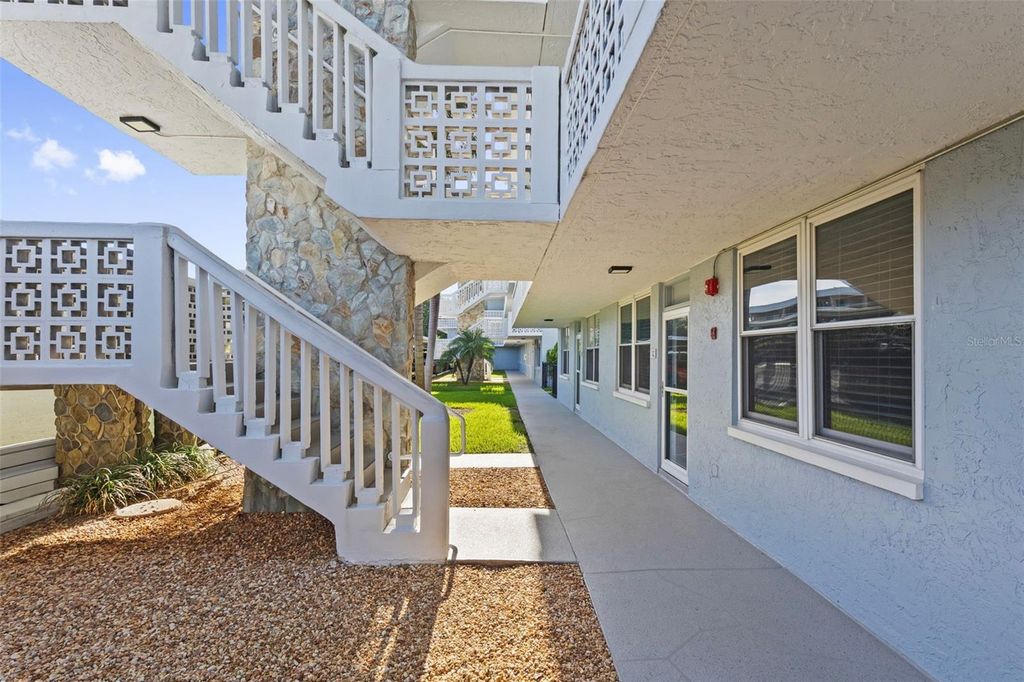 4895 BAY STREET NE 102, St Petersburg, FL 33703