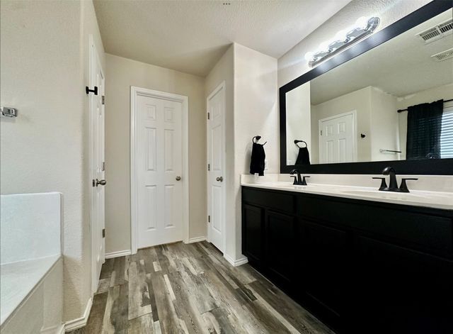 417 Bandara Woods BLVD, Elgin, TX 78621