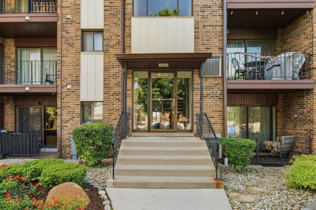 13935 Laramie Avenue 220, Crestwood, IL 60418