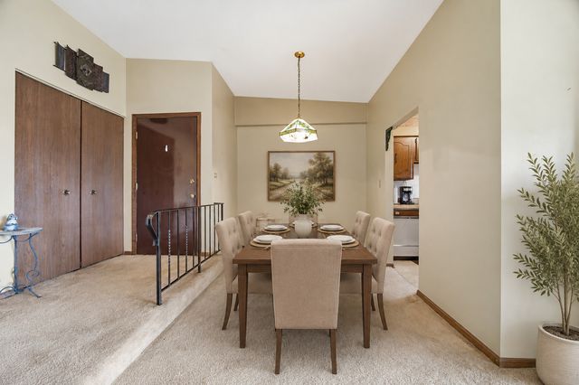 13935 Laramie Avenue 220, Crestwood, IL 60418