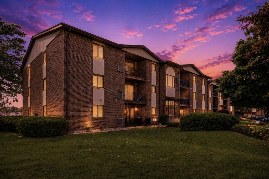 13935 Laramie Avenue 220, Crestwood, IL 60418