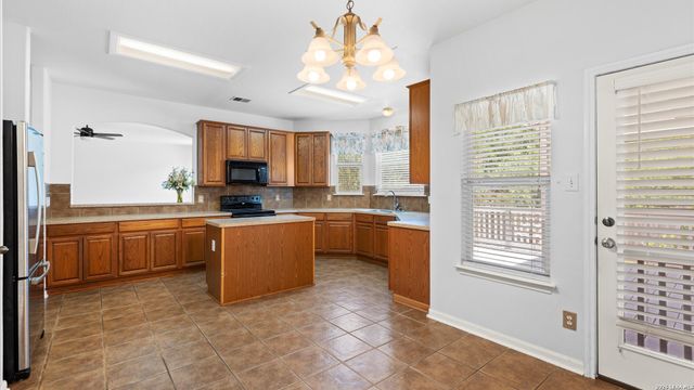 8818 ASH MEADOW DR, Universal City, TX 78148