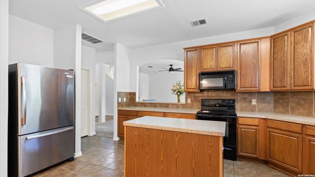 8818 ASH MEADOW DR, Universal City, TX 78148