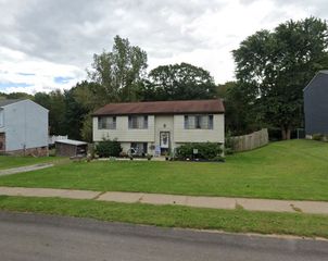 320 Constellation Dr, Economy, PA 15042