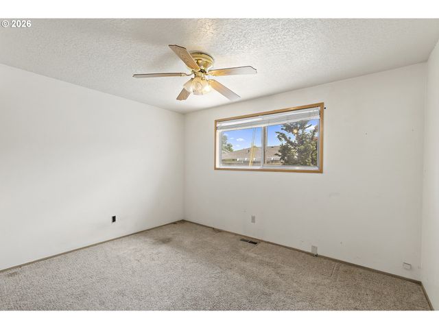 1740 VANDERBECK Ln, Woodburn, OR 97071