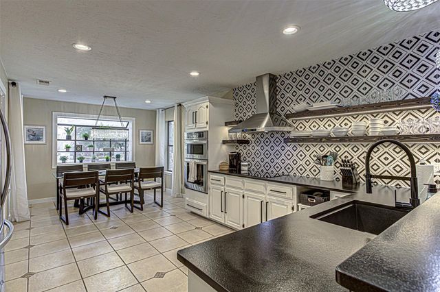 103 Oasis ST A, Horseshoe Bay, TX 78657