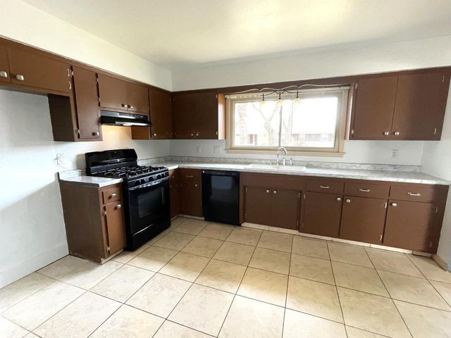 6490 Crane DRIVE, Oak Creek, WI 53154