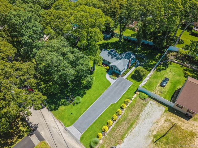 9 Middle Cross, Shoreham, NY 11786