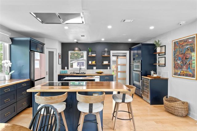 735 40TH AVENUE N, St Petersburg, FL 33703